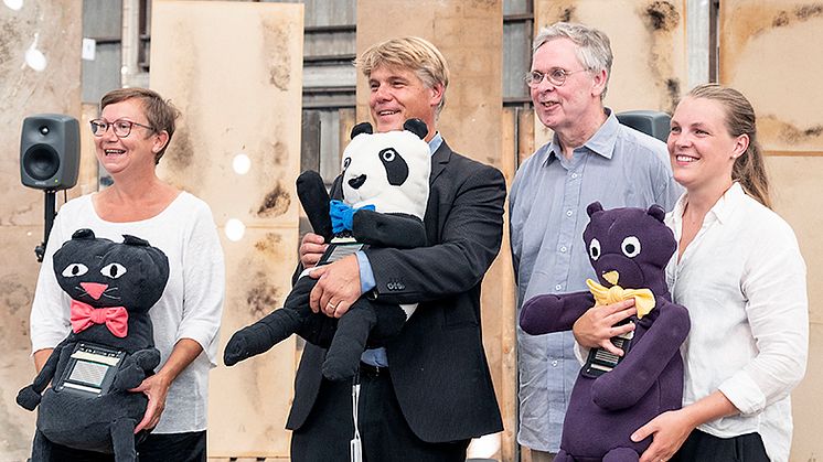 Trion som spelar på tygdjuren, Linn Persson, Jörgen Pettersson och Pia Bygdéus tillsammans med tonsättaren Reine Jönsson. Foto: Inge Eriksson