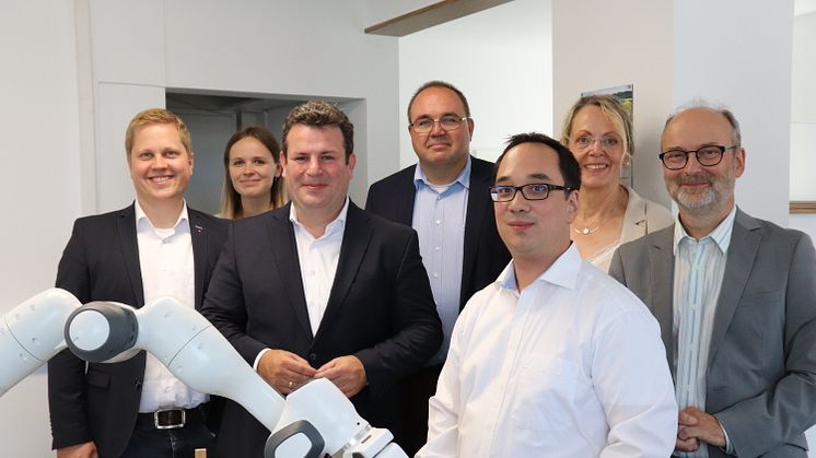 Bundesarbeitsminister Hubertus Heil zu Besuch an der Uni Vechta,  v.l. Sam Schaffhausen, Marlene Reimer, Hubertus Heil, Hartmut Heinen, Prof. Dr. Nick Lin-Hi, Prof.in.Dr.in Corinna Onnen, Prof. Dr. Michael Ewig