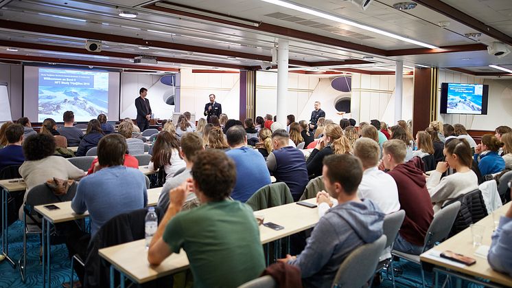 Die Unterrichtsräume der HFT Luzern wurden für drei Tage auf die Silja Serenade transferiert (Q&A Session mit Seminarleiter Thomas P. Illes und leitenden Besatzungsmitgliedern). Bild: Sara Furrer | sarafurrer.ch