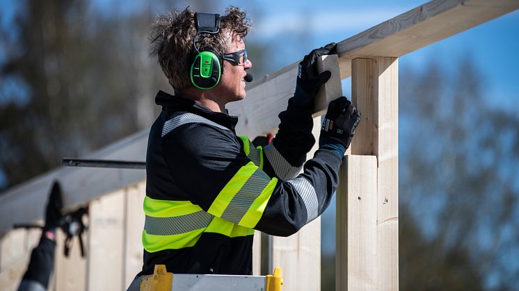 Det soldrivna headsetet från 3M fungerar utomhus - men inte bara där: Även inomhus, som i verkstäder eller lager, omvandlar den patenterade Powerfoyle™-solcellstekniken ljus till batterikraft. Fotokälla: 3M