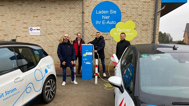 E-Ladesäule eingeweiht: (v.li.) Daniel Schaefer , Louis Schwien, Gerhard Petersen und Sebastian Döll.