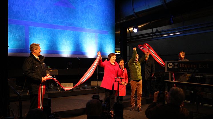 Cato hellesjø og Bernt Reitan Jenssen holder båndet, ordfører Marianne Borgen klipper snoren sammen med byråd for miljø og samrferdsel Lan Marie Berg og byrådsleder Raymond Johansen.