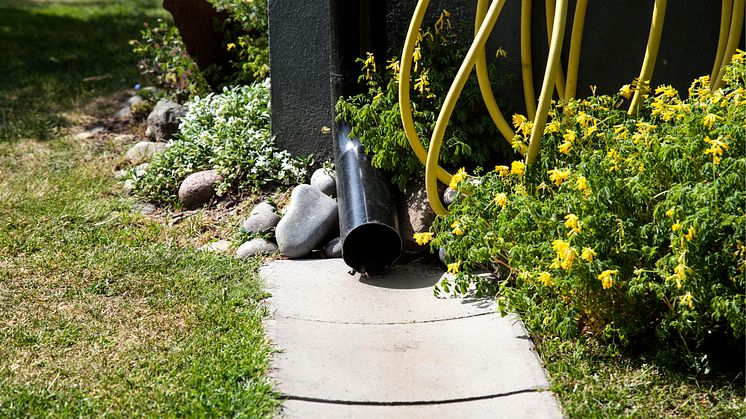 En ränna som leder vattnet från stupröret bort från huset är en enkel åtgärd