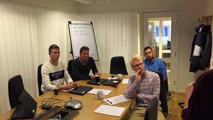 Bilden visar programdeltagarna under introduktionen, fr. vänster i bild Oskar Andersson, Rickard Andersson, Tobias Johannesson, Hassan Mouhsen.