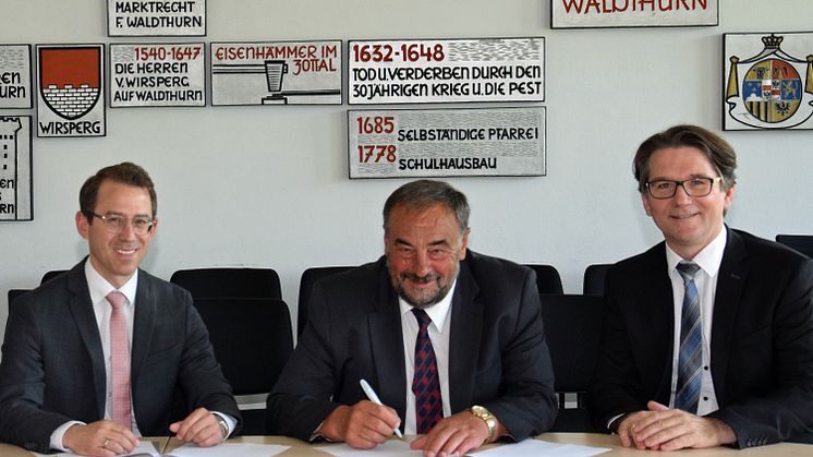 Dr. André Zorger, (Bayernwerk Netz), Bürgermeister Josef Beimler und Kommunalmanager Markus Windisch (v.l.) unterzeichnen den neuen Konzessionsvertrag.
