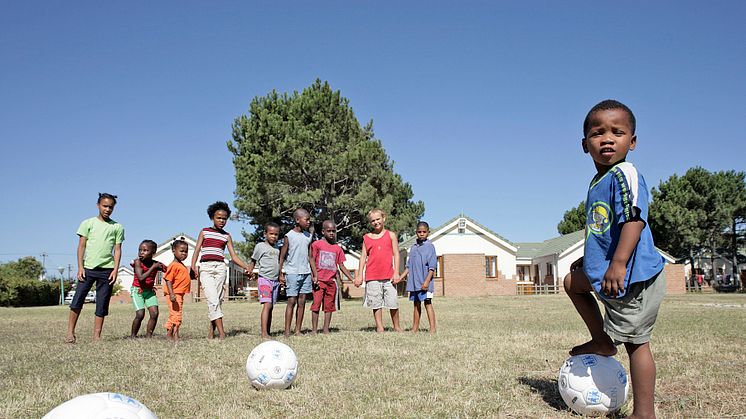Barn i SOS Barnby i Sydafrika spelar fotboll