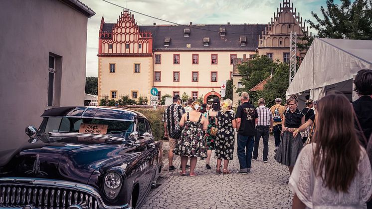 Firebirds Festival - Festivalbesucher vor Schloss Trebsen 