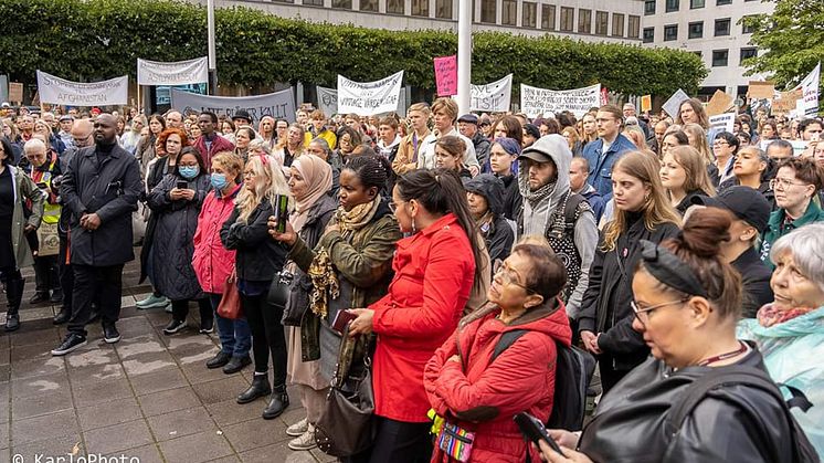 "Stockholm mot rasism" på Norrmalmstorg 17 september 2022. KarloPhoto.