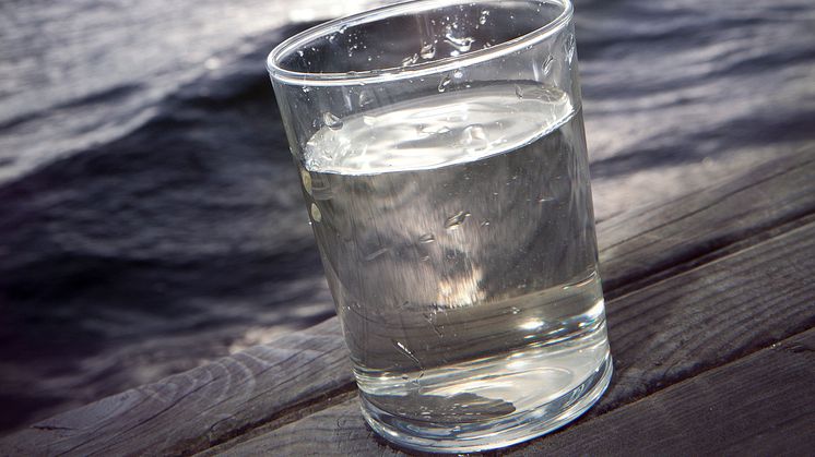 Vattenglas vid vatten