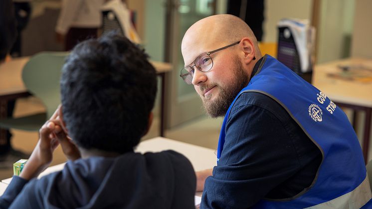 Pontus Karlgård jobbar vanligtvis på boendeservice men en gång i månaden är han volontär på studiestödet tillsammans med tre andra kollegor från HSB Göteborg.