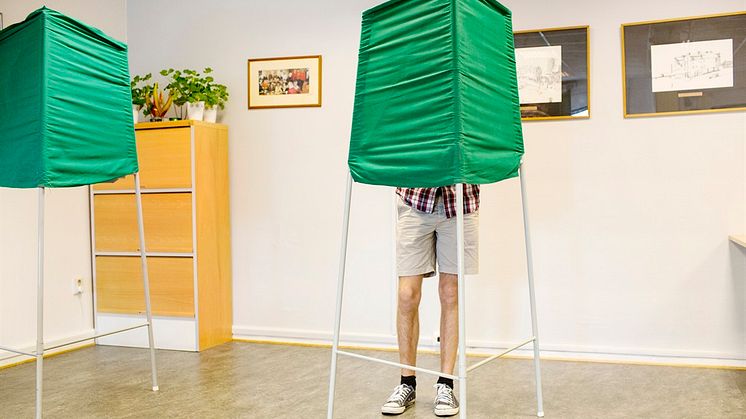 Enligt MFD:s checklista för tillgängliga röstnings- och vallokaler ska minst ett av röstningsbåsen vara anpassat för den som använder rullstol. Bordshöjden ska där vara cirka 70-80 centimeter. Foto: Per Hanstorp/Scandinav bildbyrå