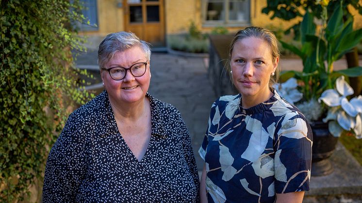 Ulla Bäckekihl, valansvarig och Lisa Montan, biträdande valansvarig, leder arbetet med den slutliga rösträkningen.