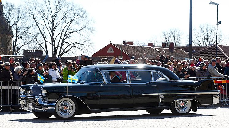 "Kunga-Cadillacen" från Albinsson & Sjöbergs Bilmuseum deltar i cruising i Karlskrona. Det är en svart Cadillac Fleetwood 1957 som ägts av kung Gustaf VI Adolf.