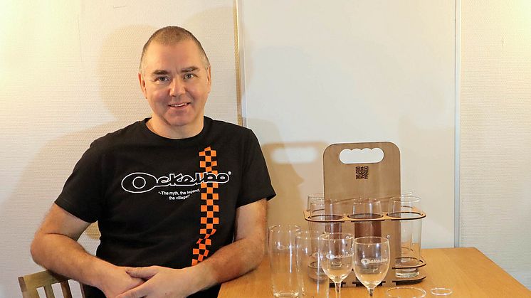 Mikael Olsson lanserar Ockelbo-glasen som året julklapp.