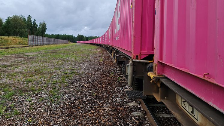 Den nya tågpendeln, lastad med sågade trävaror i magentafärgade ONE-containrar, ankommer Göteborg under måndagen. Bild: Joakim Limberg.