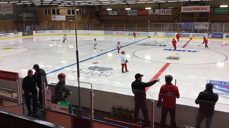  Första gänget är nu på is i A-hallen för säsongen.  Nu är taket klart och isen är spolad.