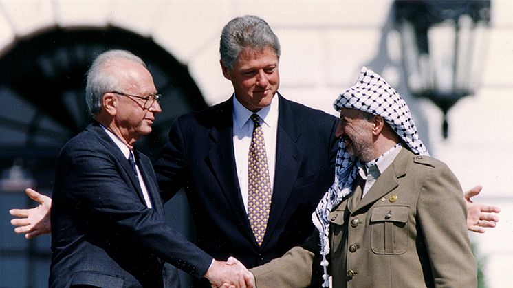 Israels statsminister Yitzhak Rabin, USAs president Bill Clinton og PLOS formann Yasser Arafat ved signering av den offisielle avtalen framføre Det Kvite Hus 13. september 1993. Foto: Gary Hershorn/Reuters / NTB scapix