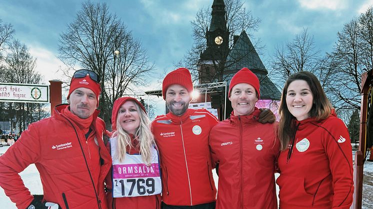 Johan Olsson, Ann Söderlund, Manne Forssberg, Mattias Hargin och Annie Thorén i målgången i Mora.