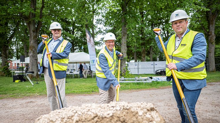 Jörgen Hellman - Vänersborgsbostäders styrelseordförande, Benny Augustsson – Kommunstyrelsens ordförande samt Henrik Ljungdahl – VD MVB Astor Bygg.