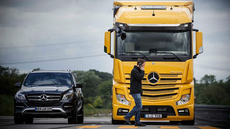 Fjerde generation af Active Brake Assist fra Mercedes-Benz genkender og bremser lastbilen for blandt andet fodgængere