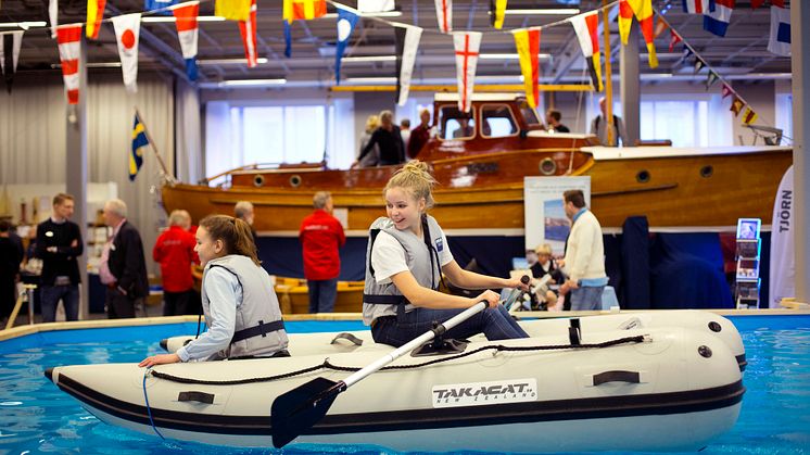 Prova-på-poolen är populär på Båtmässan. Foto: Niklas Maupoix