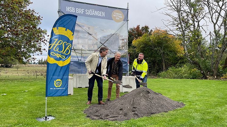 På måndagen den 3 oktober togs det första spadtaget för byggnationen av bostadsrättsföreningen Sjöängen i Vadstena av Anders Stjärnberg (HSB Östergötlands VD), Peter Karlsson (Kommunstyrelsens ordförande) och Conny Bagger (projektchef NCC).