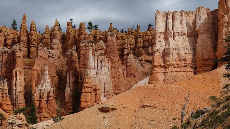 Hoodoos i Bryce Canyon, Utah, som är en gammal sjöavlagring av sötvattenssediment. Den brandgula färgen kommer från järnoxid, alltså ”rost”. 