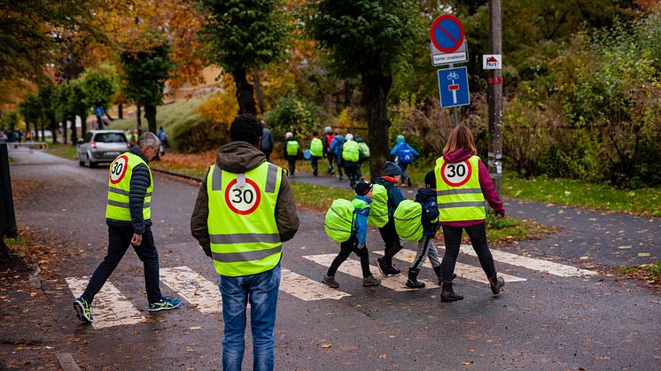 Følgegruppe med refleksvester på vei til Grefsen skole 3