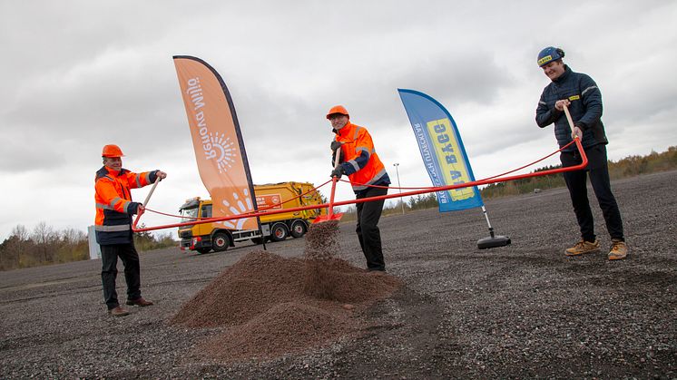 Nu kör vi igång verkstadsbygget! Ett gemensamt första spadtag på coronasäkert avstånd togs av Renovas vd Anders Åström, Renovas styrelseordförande Magnus Palmlöf och RA Byggs vd Olof Johannesson.