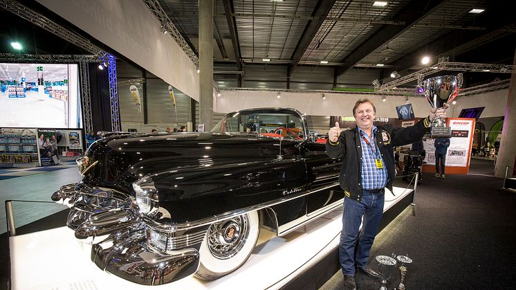 Rune Varpestuen som tilldelades priset Best in Show Amcar, för sin Cadillac Eldorado 1953.