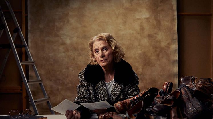 I pjäsen Hitta hem berättar Teater Västernorrlands skådespelare Gisela Nilsson sin mammas vittnesmål från Förintelsen.