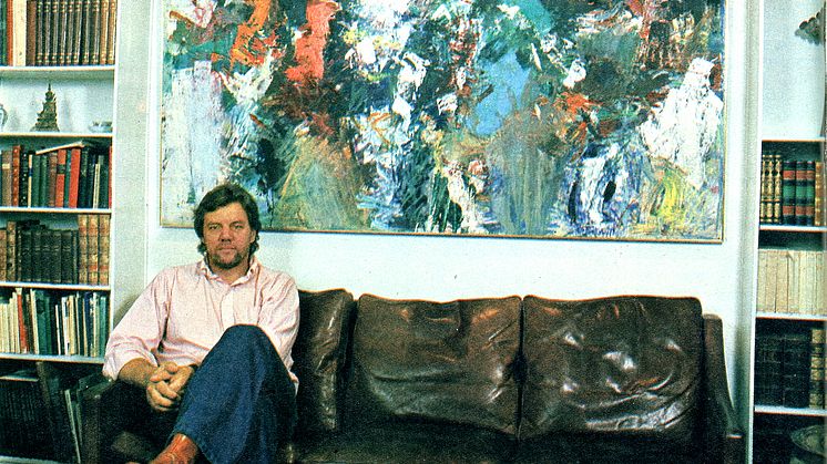 Morten Grunwald i 1978 i sit hjem med "Flodfjældets skønhed" af Per Kirkeby hængende over sofaen. Værket udbydes hos Bruun Rasmussen og er vurderet til 1,5-2 mio. kr. Fotograf: Knud Jacobsen. Foto bragt i artikel i Hjemmet, 1978. 