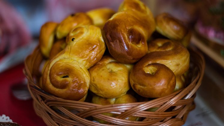 DEST_SWEDEN_CHRISTMAS_MARKET_THEME_FOOD_LUSSEKATTER_SWEDISH_SAFRON_BUNS_GettyImages-858223134_Universal_Within usage period_99938