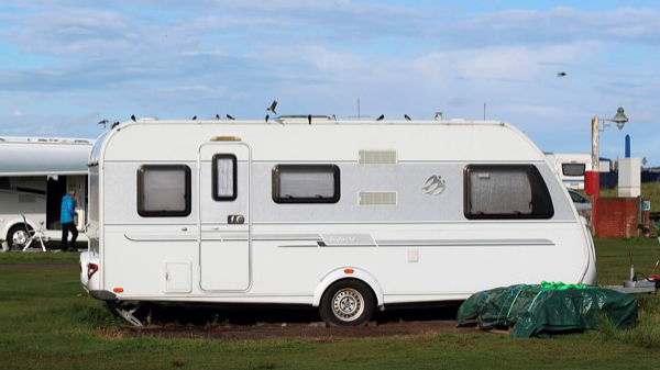 Mange irriterer seg over campingvogner. Det viser en undersøkelse Gjensidige har gjennomført med hele 3 500 bilister. 