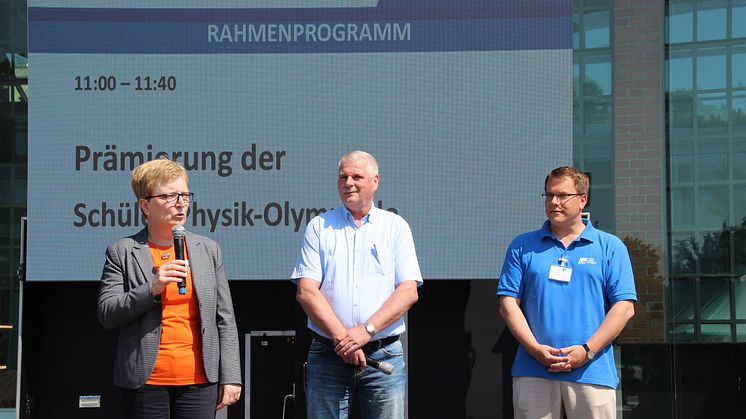 TH-Präsidentin Professorin Dr. Ulrike Tippe, Fachberater Jonny Mühling und Studiengangsprecher Prof. Dr. Christoph Gerhard (v.l.) überreichten die Preise.