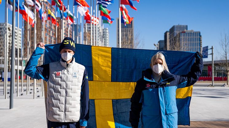 Freeskiåkaren Oliwer Magnusson och Damkronornas Emma Nordin kommer bära den svenska fanan under OS-invigningen. 