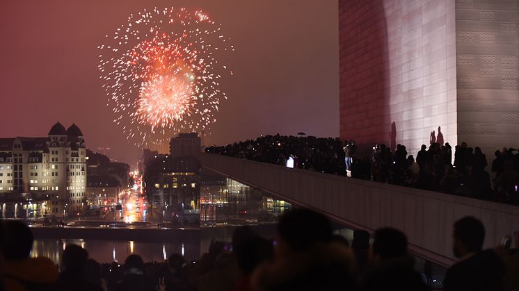 Kundene vil gjerne bruke sosiale medier til å dokumentere nyttårsfeiringen. Her fra Operaen i Oslo. Foto: Martin Fjellanger.