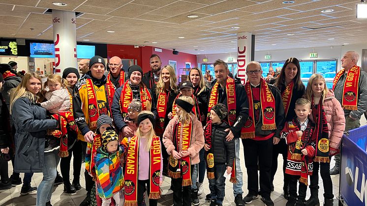 Några av medarbetarna på Eurofins radon med sina familjer på match mellan Luleå hockey och AIK: