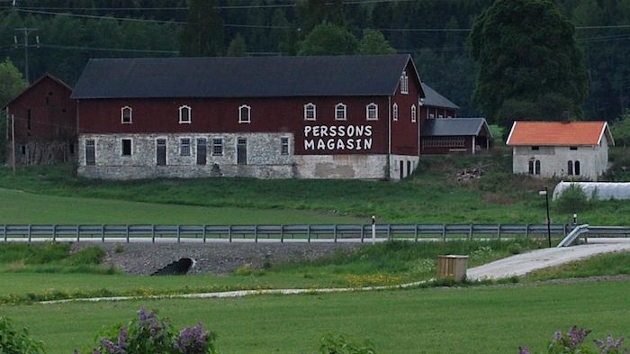 Perssons Magasin i Västra Löa ligger efter riksväg 50 mellan Lindesberg och Kopparberg.