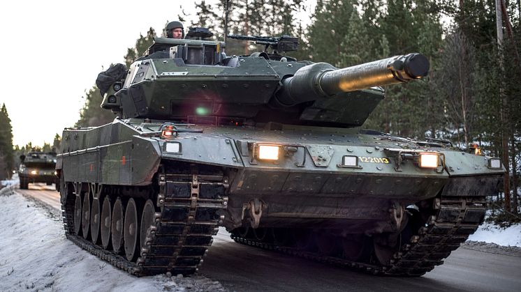 Stridsvagn på övning i vintermiljö.