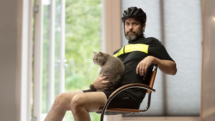 Mannen på sykkelen er ein av dei som strevar med å få livet i gong etter at livet brått blei heilt annleis. På bildet er skodespelar Gard Skagestad - i lag med katten, som ser alt. Foto: Eirik Malmo.