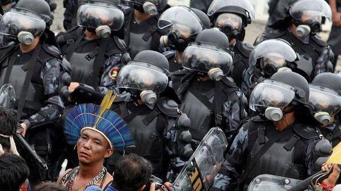 Oprindelige folk protesterer mod Belo Monte Dæmningen. Foto fra ContraMare.net af Maíra Irigaray