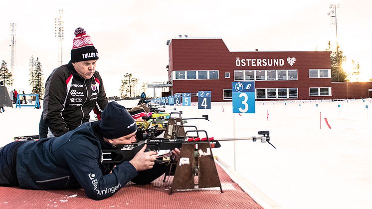 Bilprovningens stationschef i Östersund testar skidskytte under översyn av Tullus ordförande Foto: Tullus SG Skidskytte