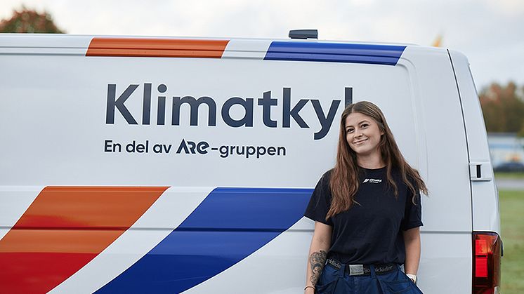 Bildtext: Julia Sörensen är nyanställd på ARE företaget Klimatkyl och berättar om vägen till ett annorlunda yrkesval som kyltekniker. 