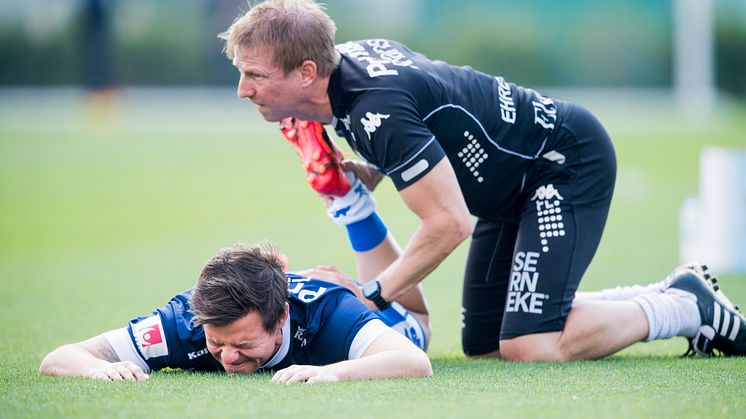 IFK Göteborgs Mads Albaek får stretchinghjälp av fysioterapeut Fredrik Larsson inför fotbollsmatchen mellan IFK Göteborg och Bröndby i Dubai International Cup den 7 februari 2017 i Dubai. Foto: Ludvig Thunman