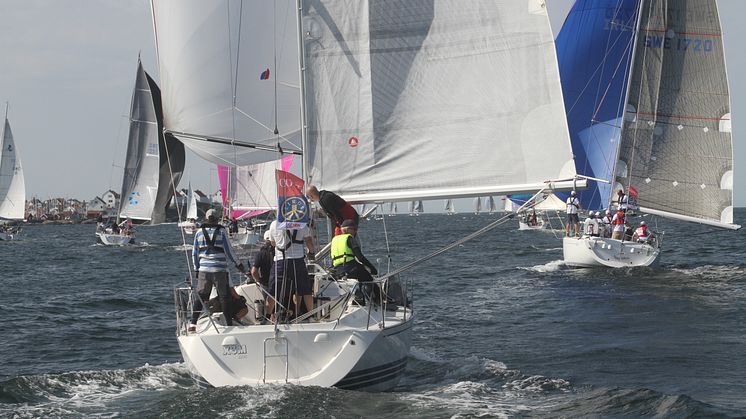 Med COWI som fortsatt titelpartner ser vi att Tjörn Runt kan utvecklas mot vår vision att fylla en hel vecka med segling i Stenungsund. Foto: Bengt Johnsson