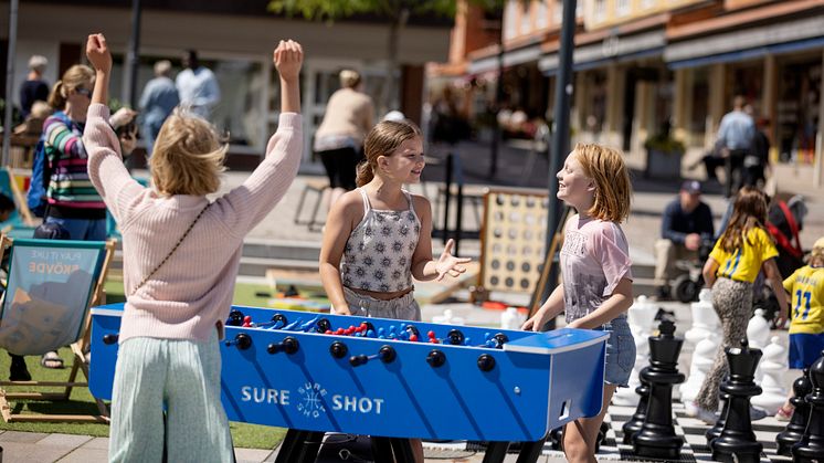 Sommartorg har erbjudit många olika aktiviteter på Hertig Johans Torg under sommarveckorna. Foto: Tobias Andersson/upplevskovde.se