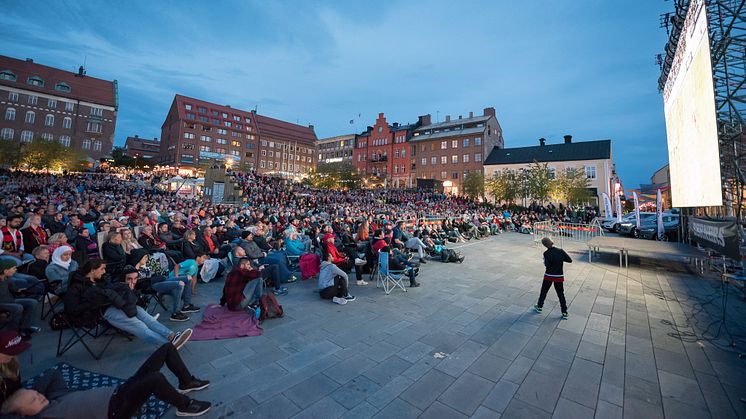 Över 8000 människor valde att besöka Stortorget i torsdagskväll för att se matchen mellan PAOK och ÖFK.