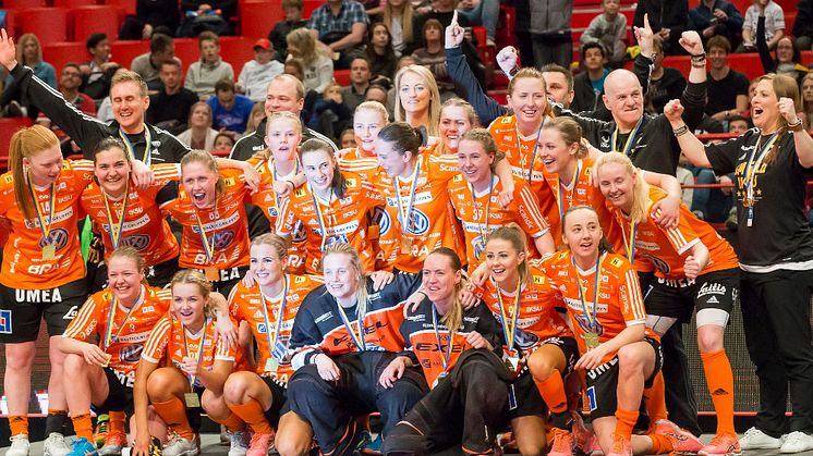 IKSU:s damlag i innebandy firar SM-guldet. Foto: Magnus Norrman