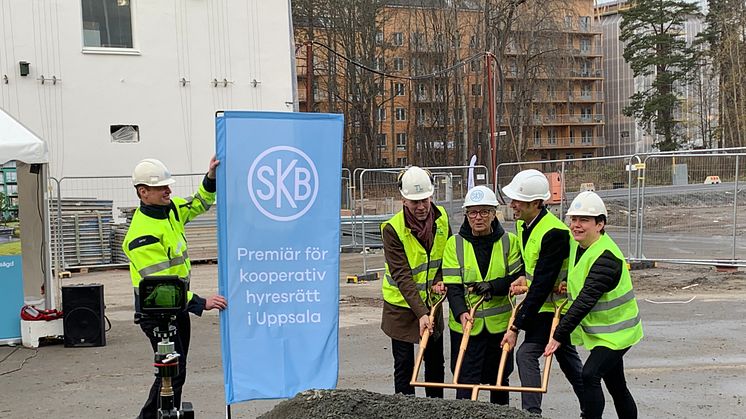 Spadtaget togs av Johan Edlund vd TL Bygg AB, Charlotte Axelsson ordförande SKB, Erik Pelling kommunstyrelsens ordförande Uppsala kommun, samt Eva Nordström vd SKB. Fastighetsutvecklingschef Johan Jarding håller flaggan. Foto: Mikael Uppling, AIX